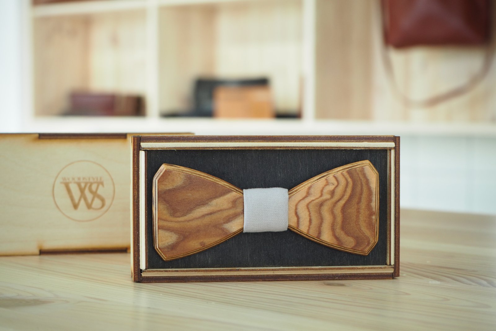 Wood Style Motýlek Hranatý Kořenice Barva středu: Šedá