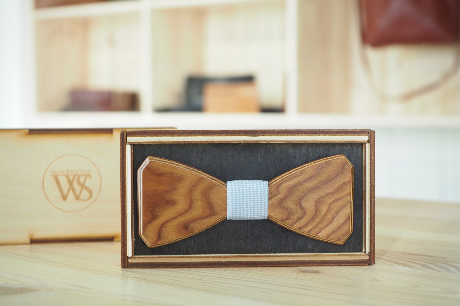 Wood Style Motýlek Hranatý Kořenice Barva středu: Modrá se vzorem