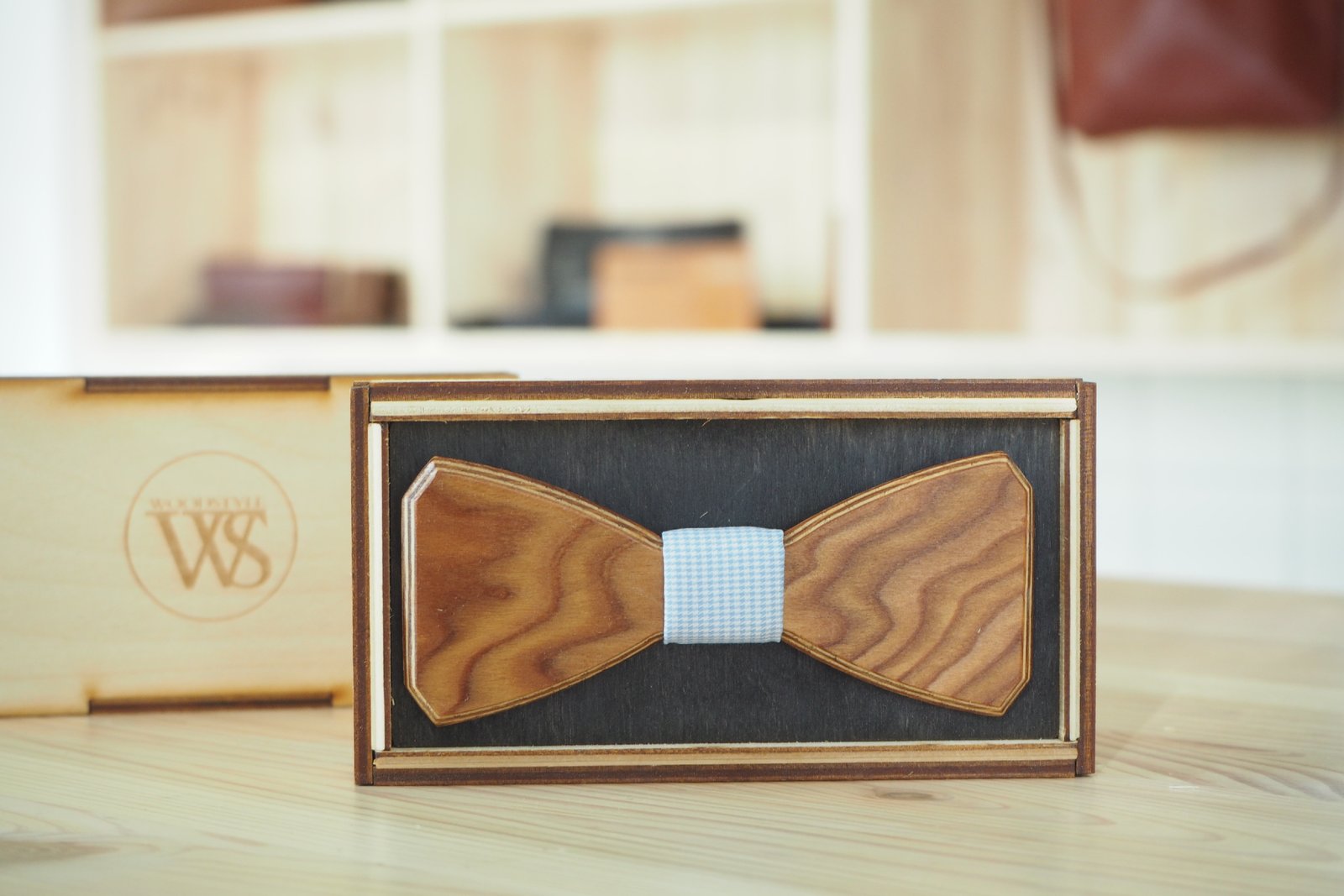 Wood Style Motýlek Hranatý Kořenice Barva středu: Modrá se vzorem