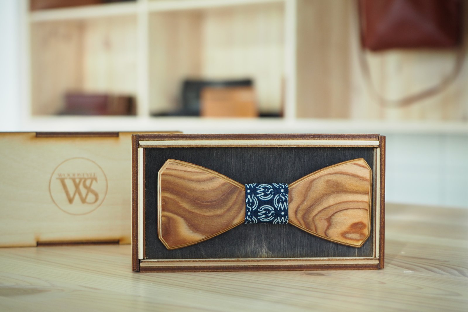 Wood Style Motýlek Hranatý Kořenice Barva středu: WS Modrotisk