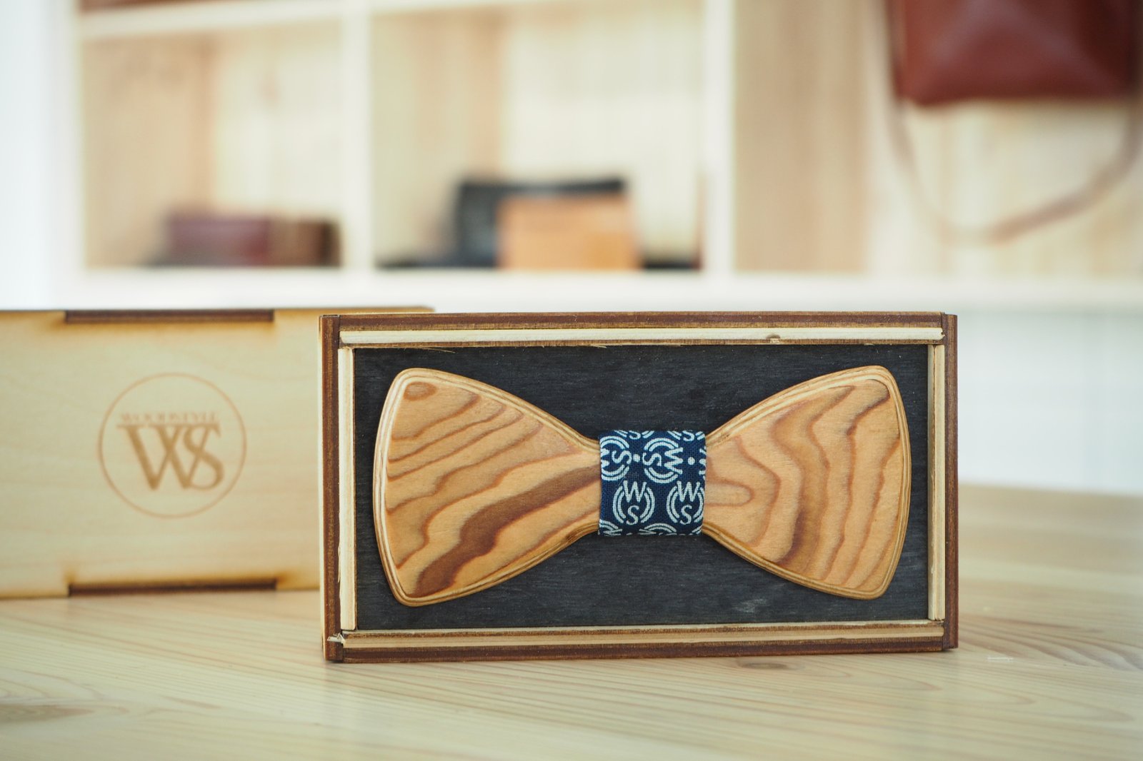 Wood Style Motýlek Kulatý Kořenice Barva středu: WS Modrotisk
