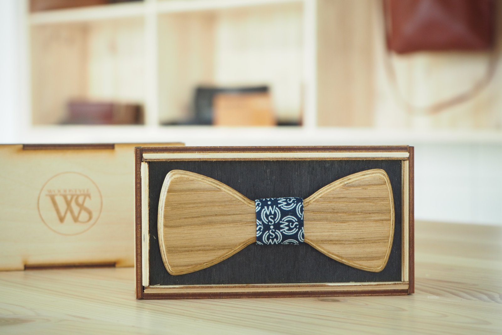 Wood Style Motýlek Kulatý Dub Barva středu: WS Modrotisk