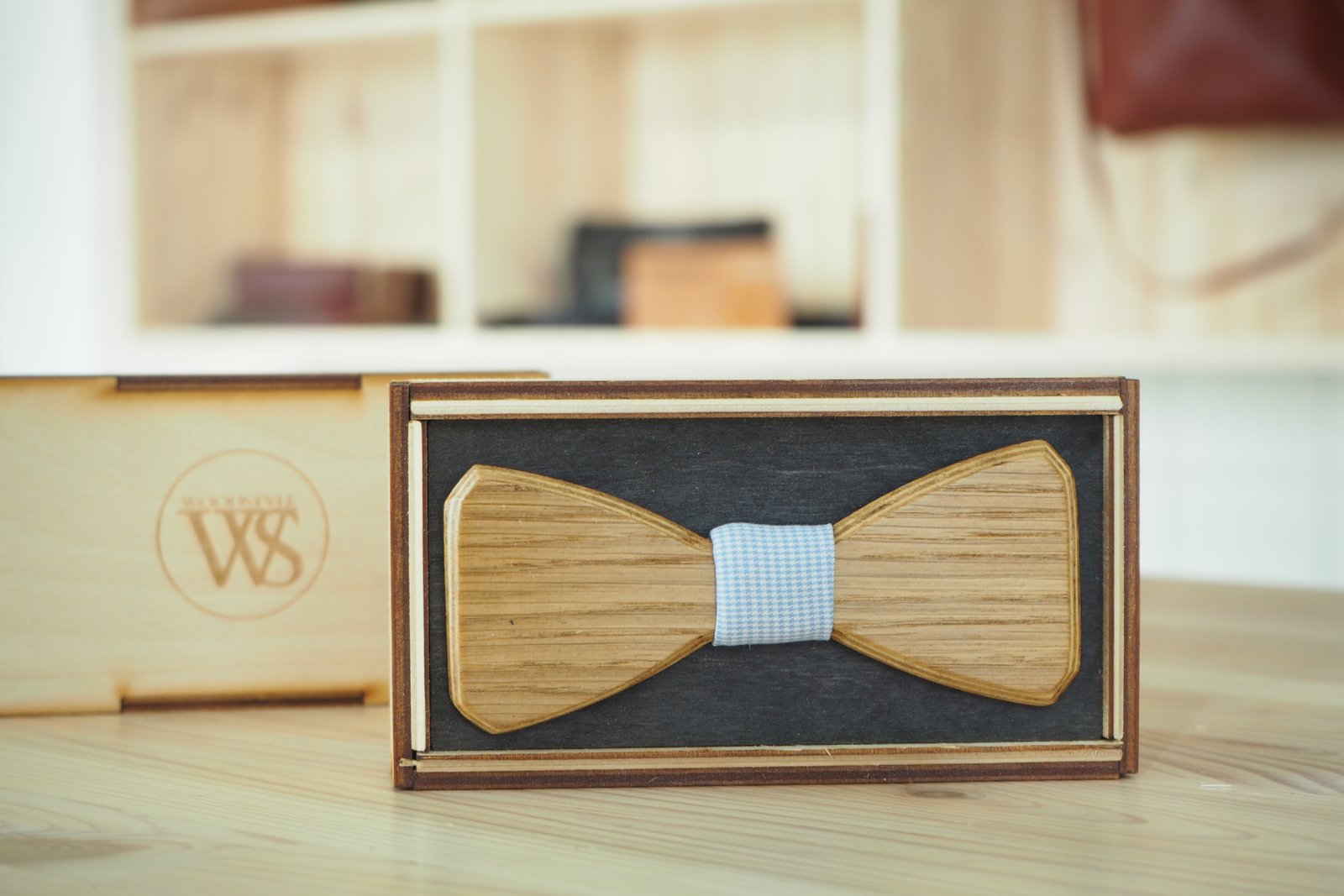 Wood Style Motýlek Hranatý Dub Barva středu: Modrá se vzorem