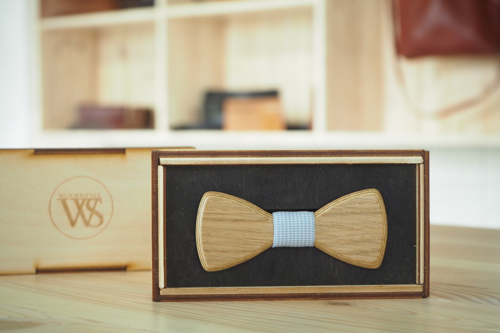 Wood Style Motýlek Mini Dub Barva středu: Modrá se vzorem