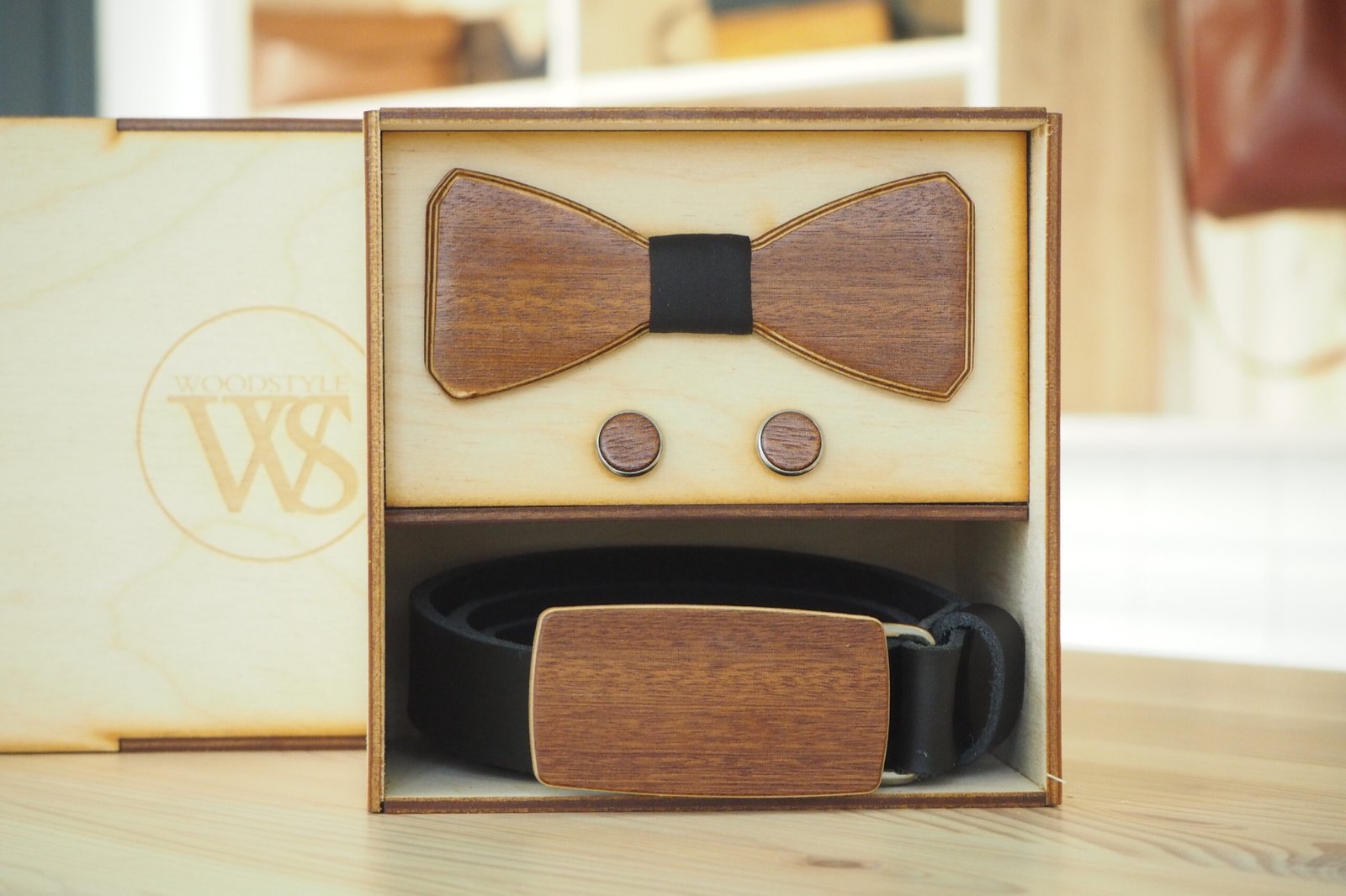 Wood Style Set Hranatý Třešeň - opasek,motýlek a manžetové knoflíčky Obvod pasu: 75, Barva středu: Modrá se vzorem - Obrázek 2