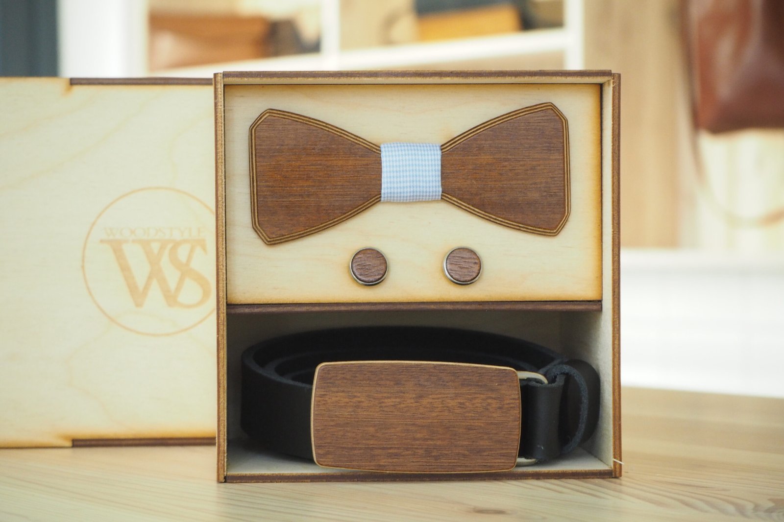 Wood Style Set Hranatý Třešeň - opasek,motýlek a manžetové knoflíčky Obvod pasu: 75, Barva středu: Modrá se vzorem