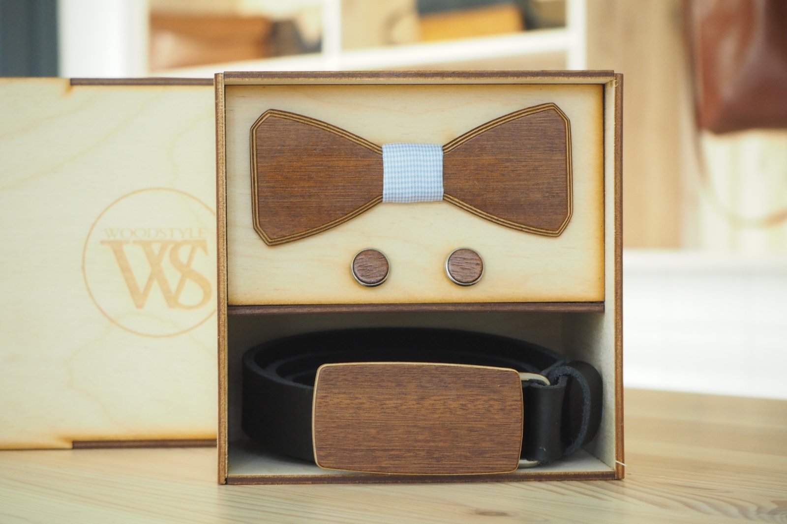 Wood Style Set Hranatý Třešeň - opasek,motýlek a manžetové knoflíčky Obvod pasu: 115, Barva středu: Modrá se vzorem
