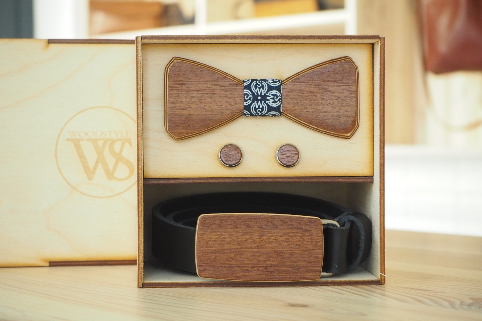 Wood Style Set Hranatý Třešeň -  opasek,motýlek a manžetové knoflíčky Obvod pasu: 85, Barva středu: WS Modrotisk