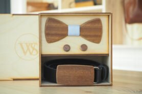 Wood Style Set Kulatý Třešeň  -  opasek,motýlek a manžetové knoflíčky Obvod pasu: 120, Barva středu: Modrá se vzorem