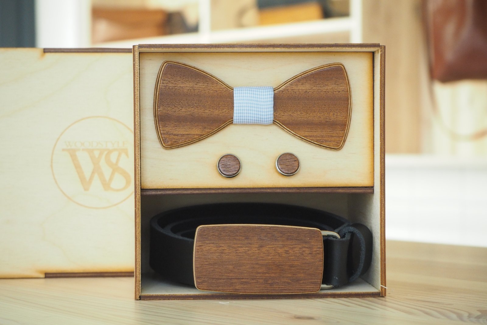 Wood Style Set Kulatý Třešeň  -  opasek,motýlek a manžetové knoflíčky Obvod pasu: 75, Barva středu: Modrá se vzorem