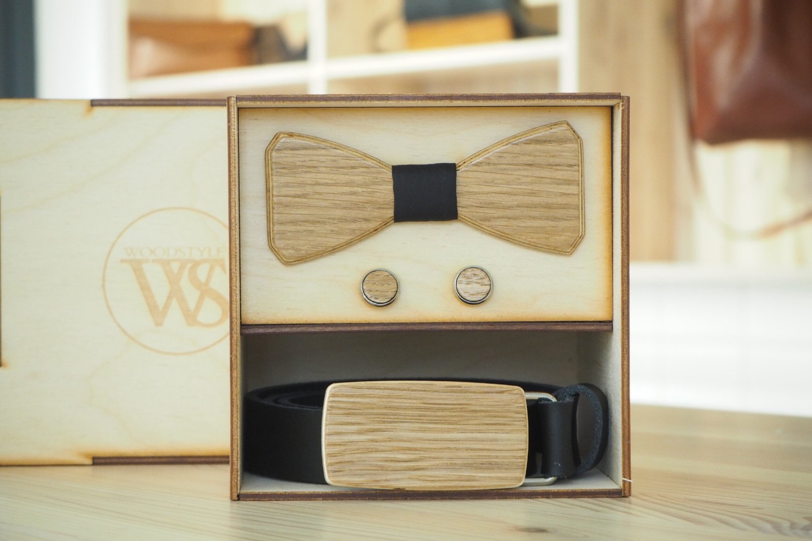 Wood Style Set Hranatý Dub - opasek,motýlek a manžetové knoflíčky Obvod pasu: 75, Barva středu: Šedá - Obrázek 2