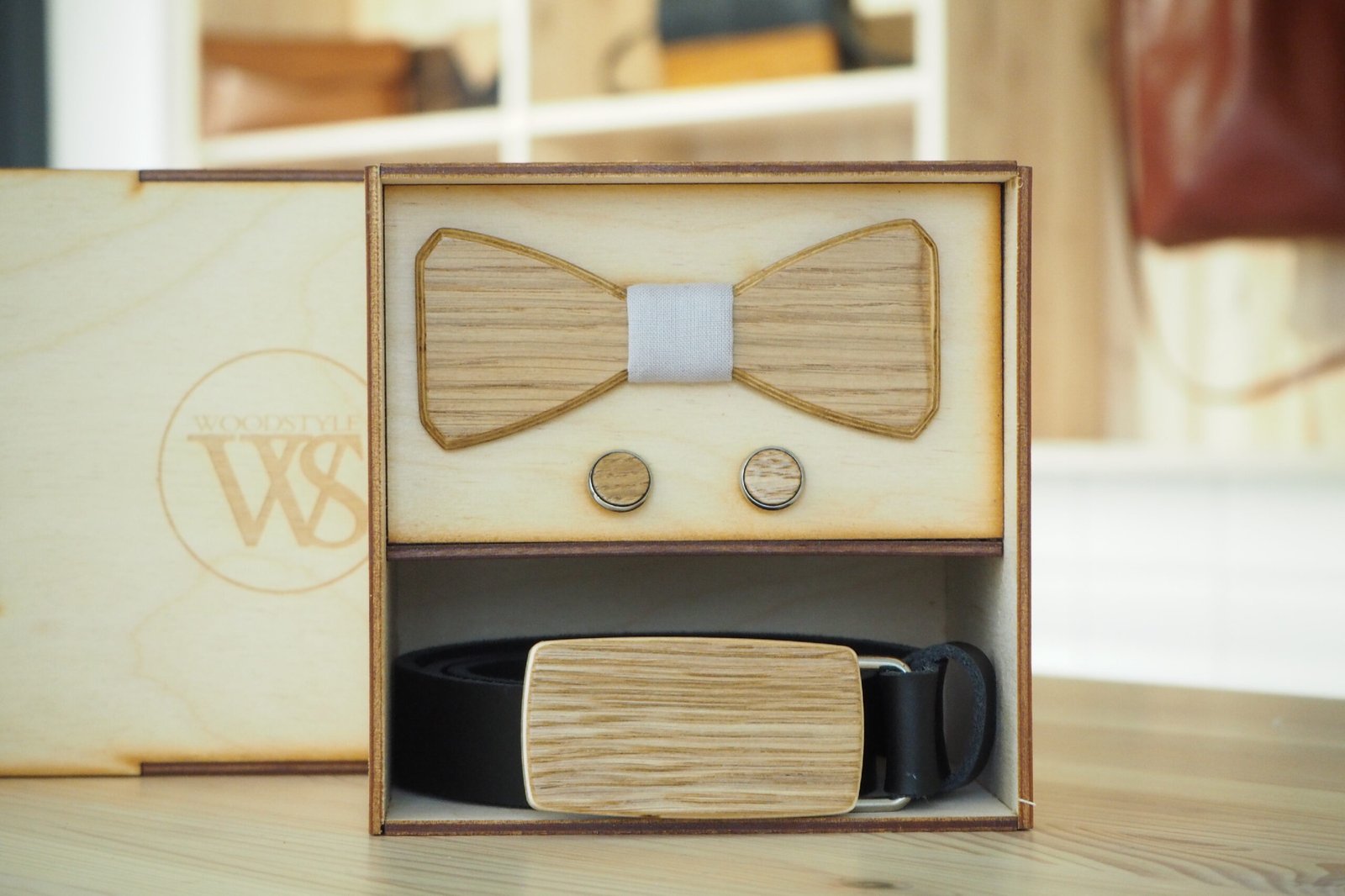 Wood Style Set Hranatý Dub - opasek,motýlek a manžetové knoflíčky Obvod pasu: 75, Barva středu: Šedá