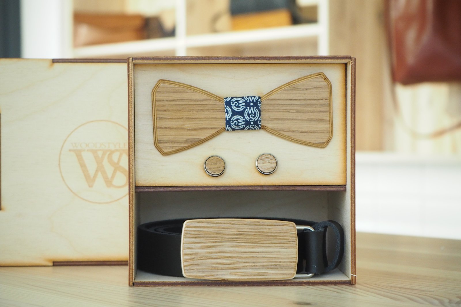 Wood Style Set Hranatý Dub -  opasek,motýlek a manžetové knoflíčky Obvod pasu: 70, Barva středu: WS Modrotisk