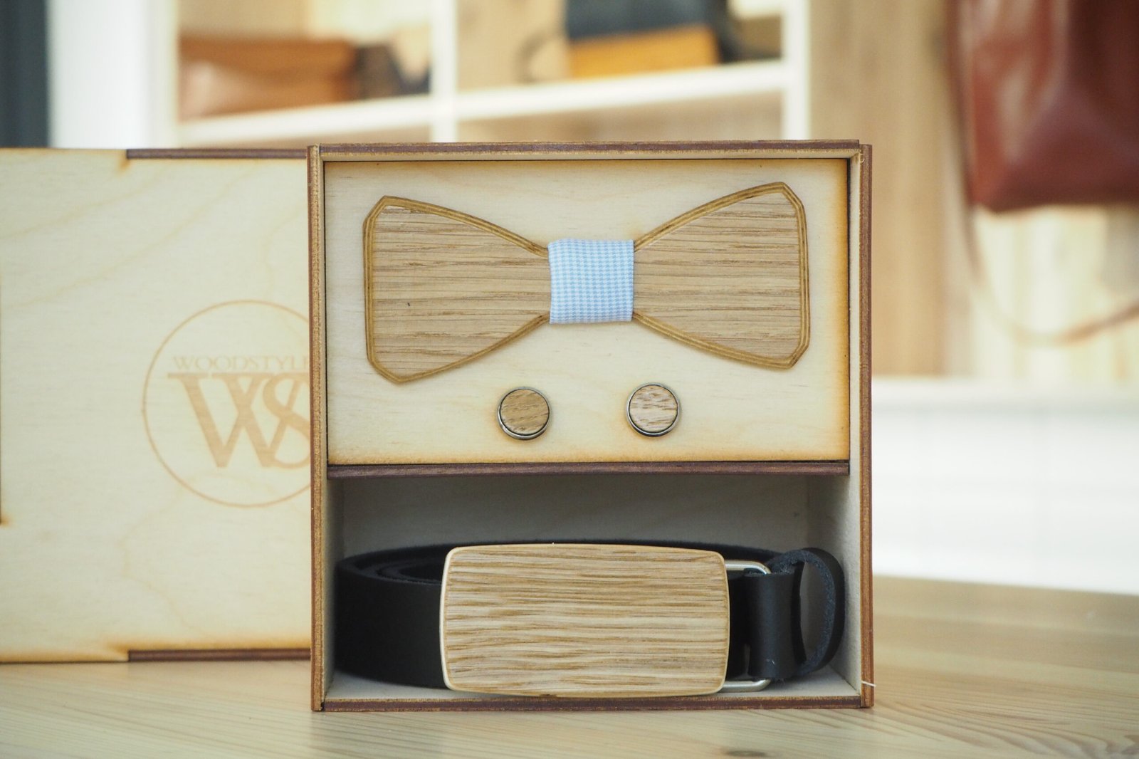 Wood Style Set Hranatý Dub - opasek,motýlek a manžetové knoflíčky Obvod pasu: 120, Barva středu: Modrá se vzorem