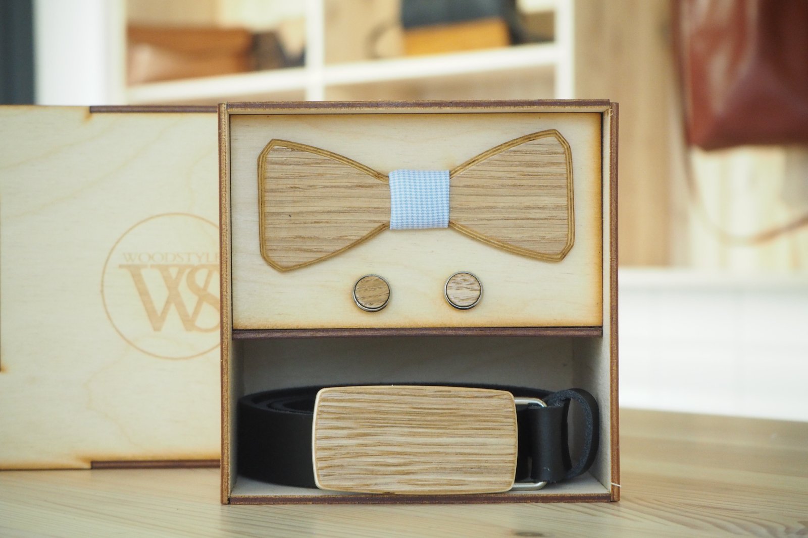 Wood Style Set Hranatý Dub -  opasek,motýlek a manžetové knoflíčky Obvod pasu: 110, Barva středu: Modrá se vzorem