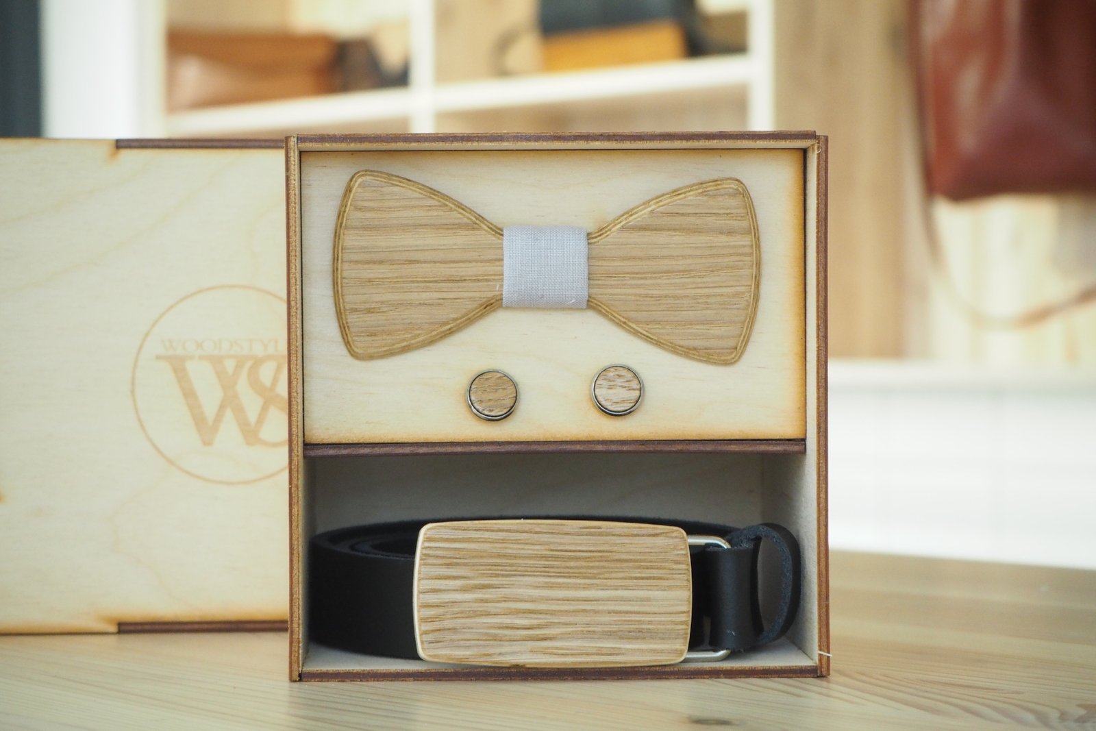 Wood Style Set Kulatý Dub - opasek,motýlek a manžetové knoflíčky Obvod pasu: 95, Barva středu: Šedá