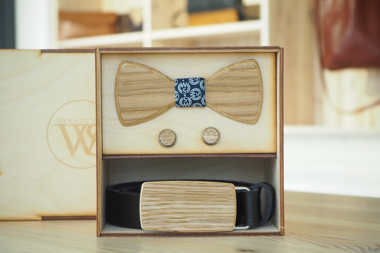 Wood Style Set Kulatý Dub - opasek,motýlek a manžetové knoflíčky Obvod pasu: 90, Barva středu: WS Modrotisk