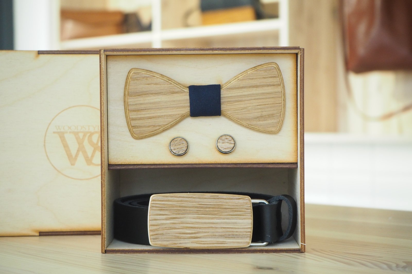 Wood Style Set Kulatý Dub - opasek,motýlek a manžetové knoflíčky Obvod pasu: 95, Barva středu: Modrotisk