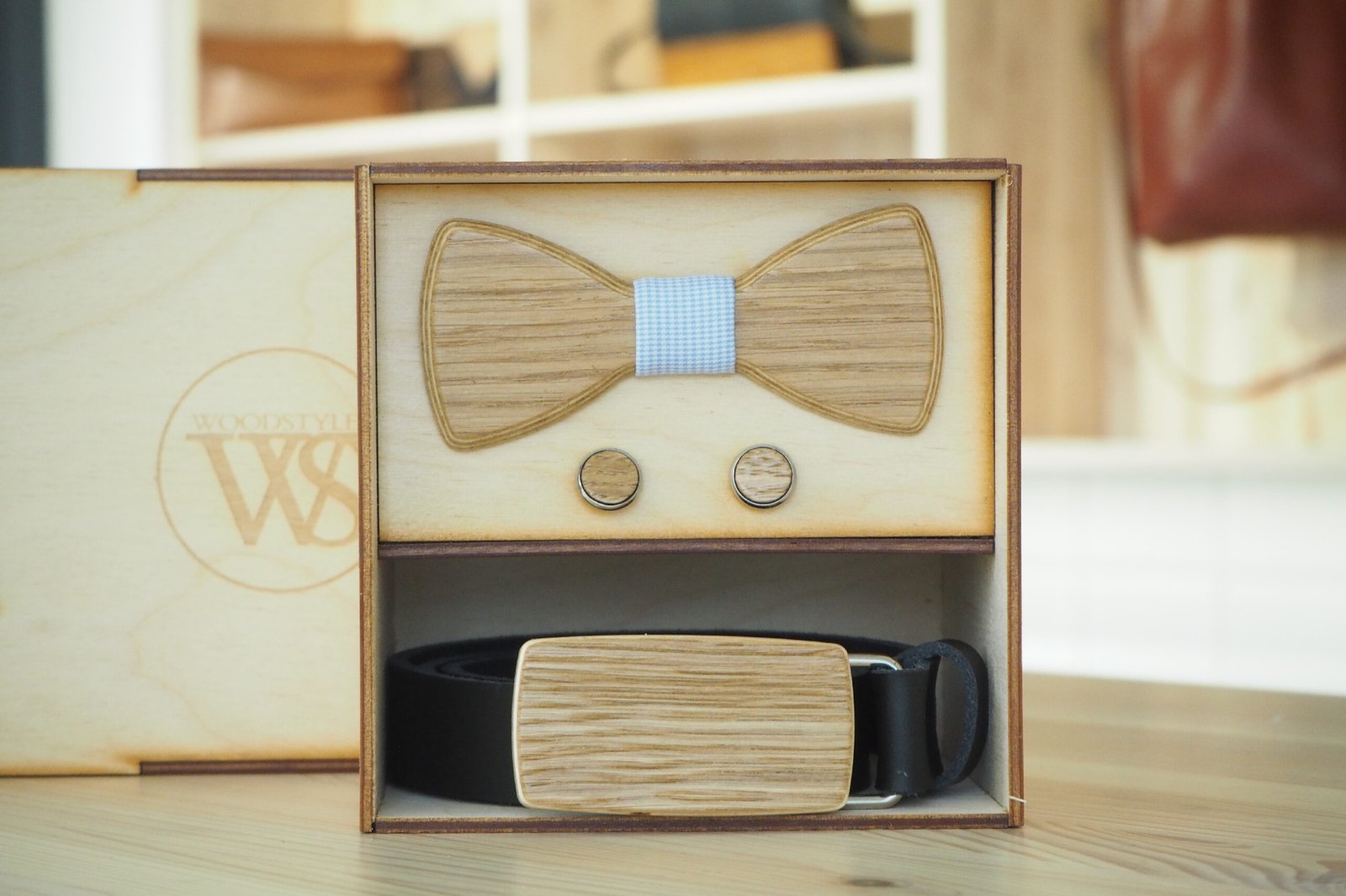 Wood Style Set Kulatý Dub - opasek,motýlek a manžetové knoflíčky Obvod pasu: 100, Barva středu: Modrá se vzorem