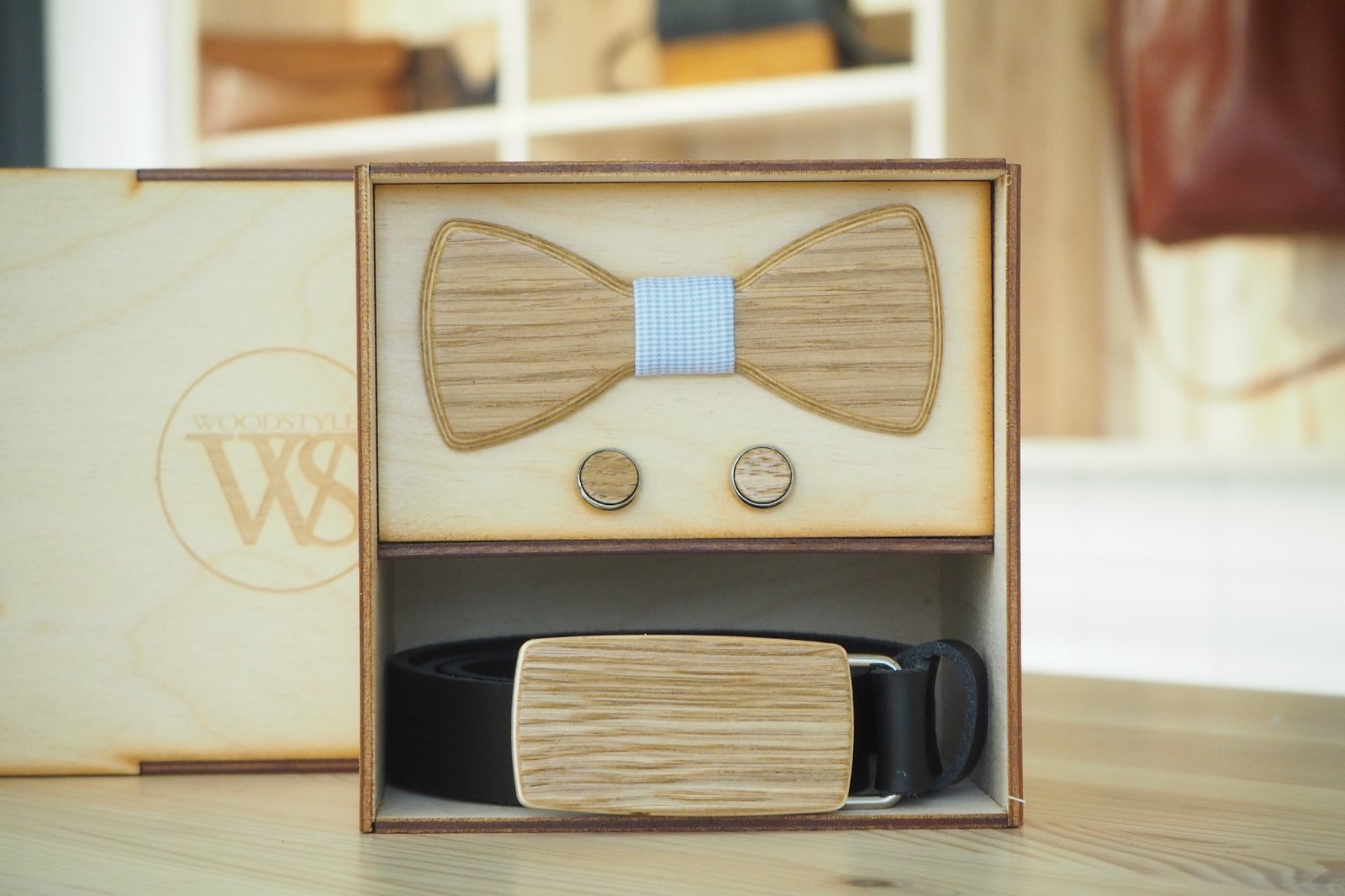 Wood Style Set Kulatý Dub  -  opasek,motýlek a manžetové knoflíčky Obvod pasu: 120, Barva středu: Modrá se vzorem