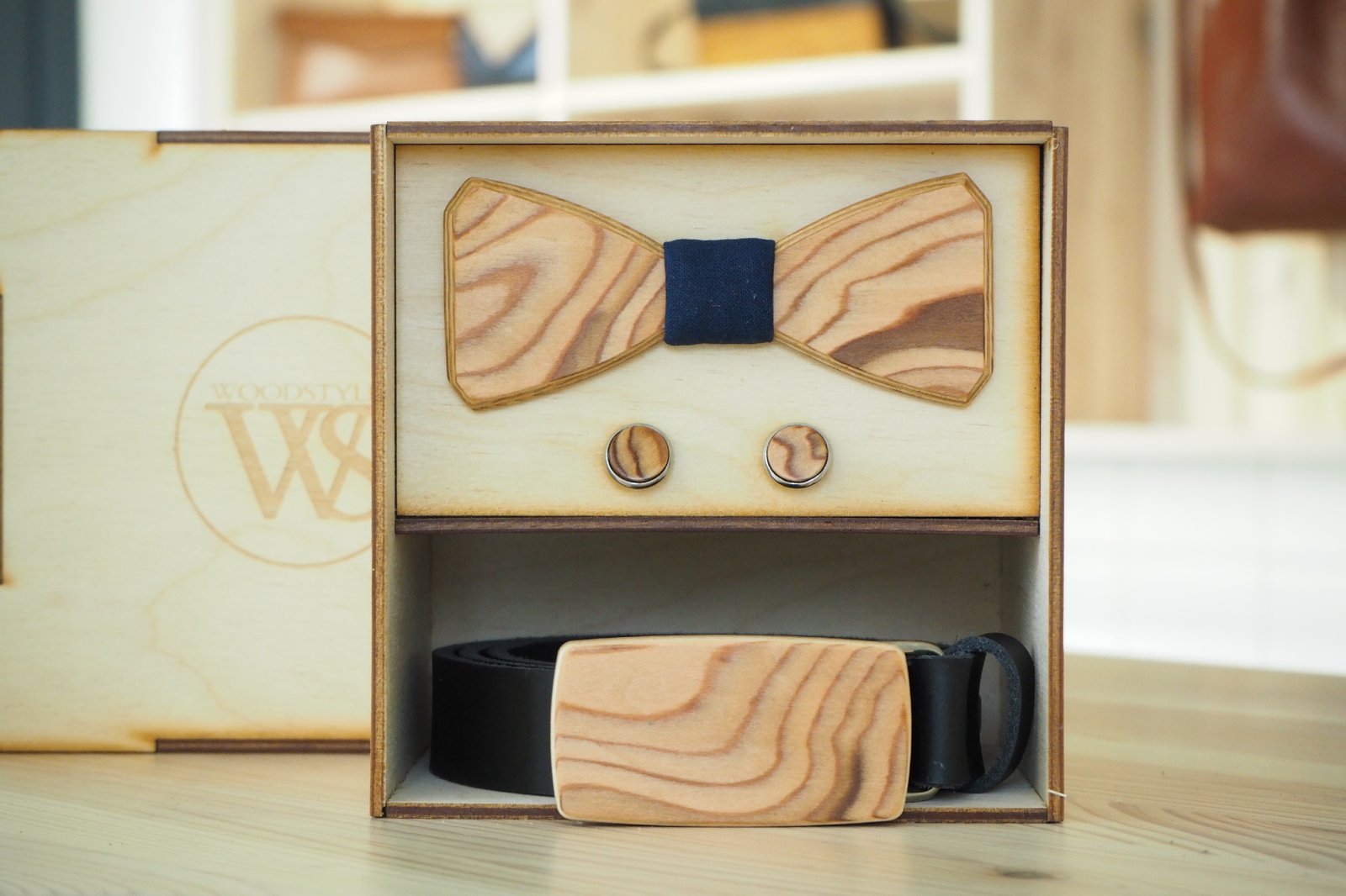 Wood Style Set Hranatý Kořenice -  opasek,motýlek a manžetové knoflíčky Obvod pasu: 85, Barva středu: Modrotisk