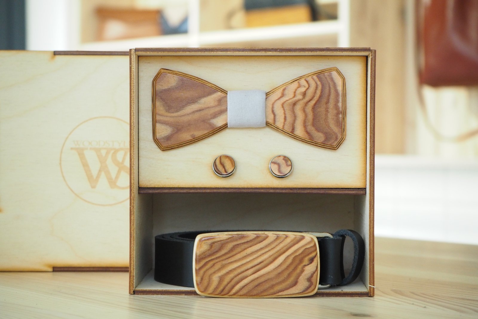 Wood Style Set Hranatý Kořenice -  opasek,motýlek a manžetové knoflíčky Obvod pasu: 115, Barva středu: Šedá