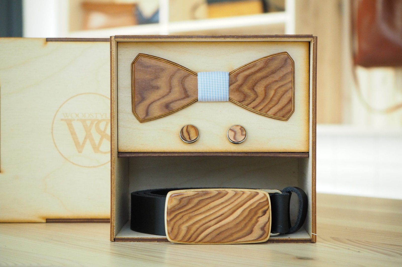Wood Style Set Hranatý Kořenice - opasek,motýlek a manžetové knoflíčky Obvod pasu: 70, Barva středu: Modrá se vzorem