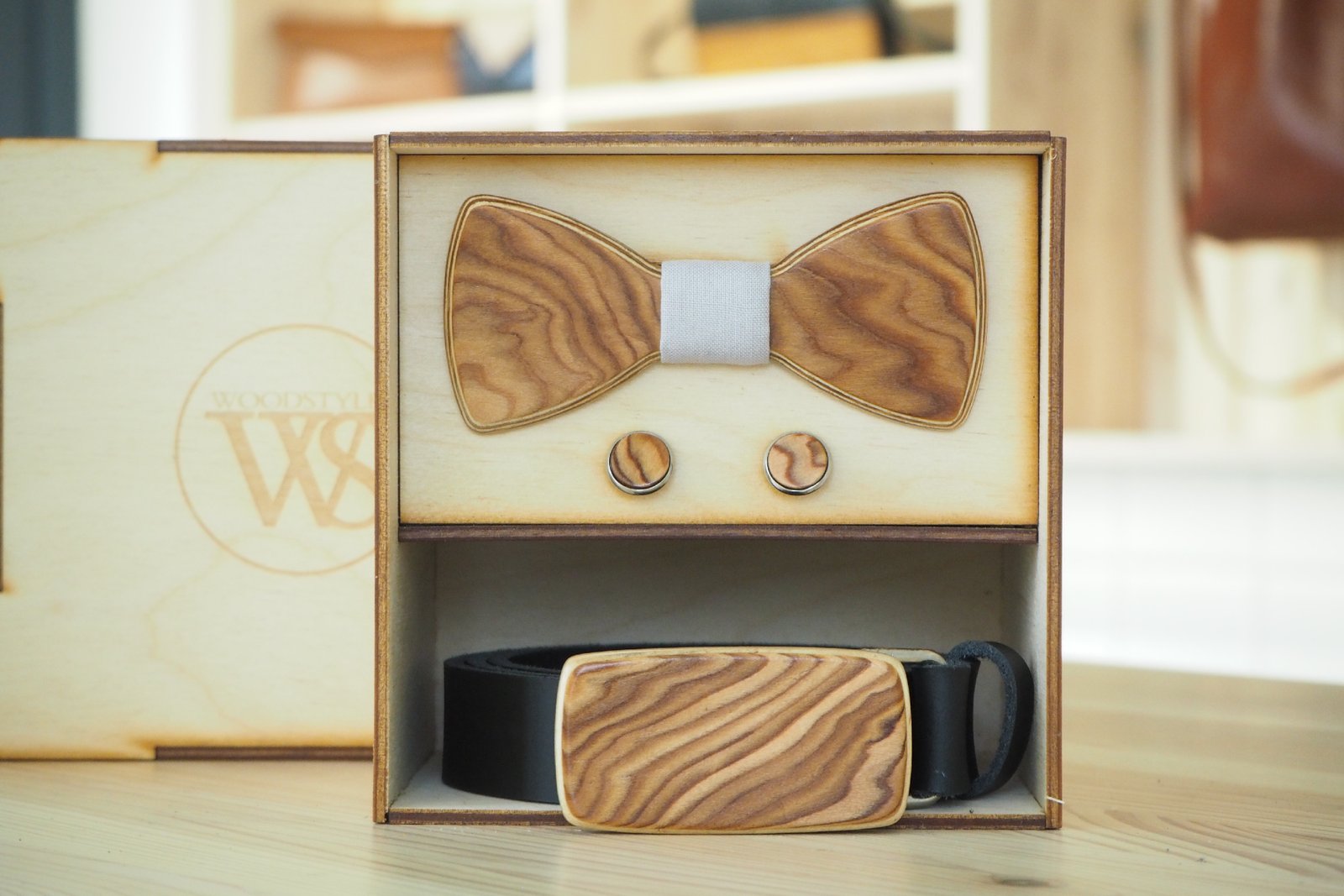Wood Style Set Kulatý Kořenice -  opasek,motýlek a manžetové knoflíčky Obvod pasu: 120, Barva středu: Šedá