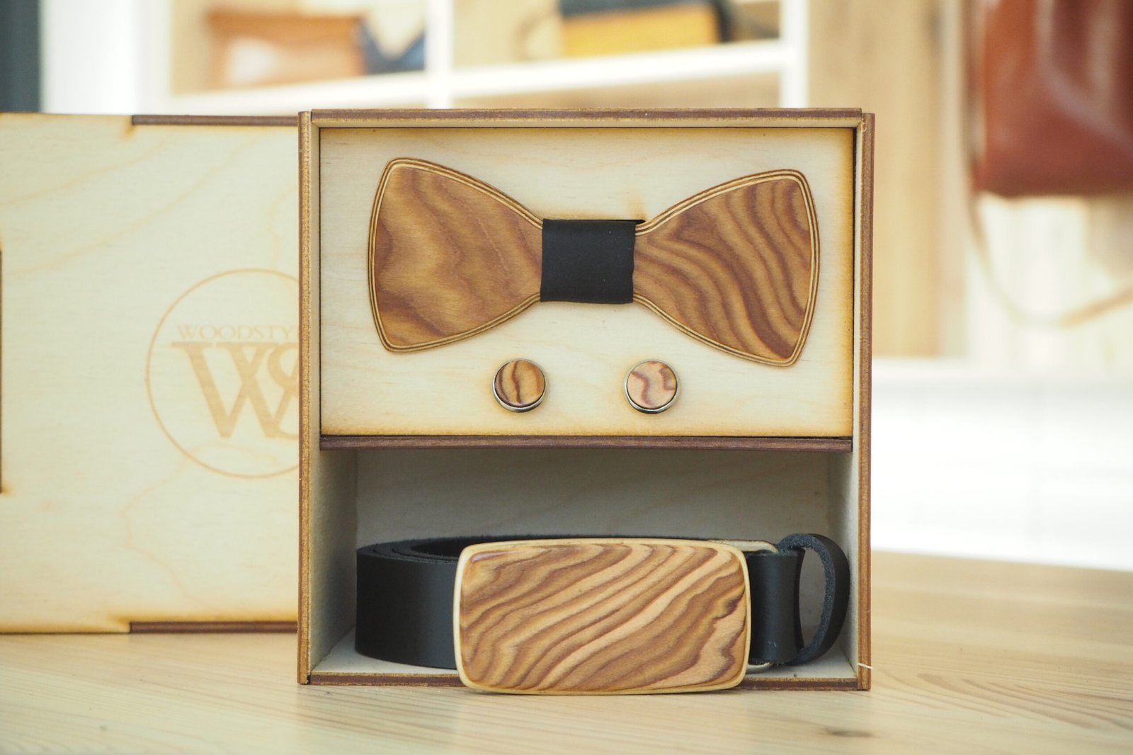 Wood Style Set Kulatý Kořenice - opasek,motýlek a manžetové knoflíčky Obvod pasu: 75, Barva středu: Černá