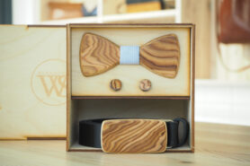 Wood Style Set Kulatý Kořenice -  opasek,motýlek a manžetové knoflíčky Obvod pasu: 120, Barva středu: Modrá se vzorem