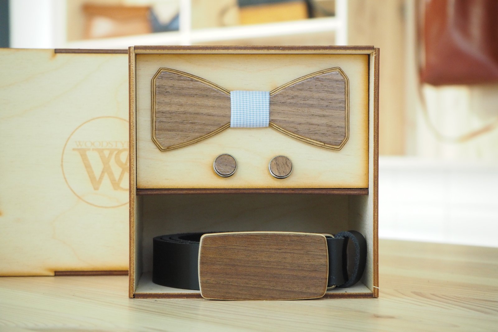 Wood Style Set Hranatý Ořech americký -  opasek,motýlek a manžetové knoflíčky Obvod pasu: 95, Barva středu: Modrá se vzorem
