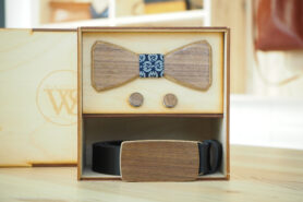 Wood Style Set Hranatý Ořech americký -  opasek,motýlek a manžetové knoflíčky Obvod pasu: 115, Barva středu: WS Modrotisk