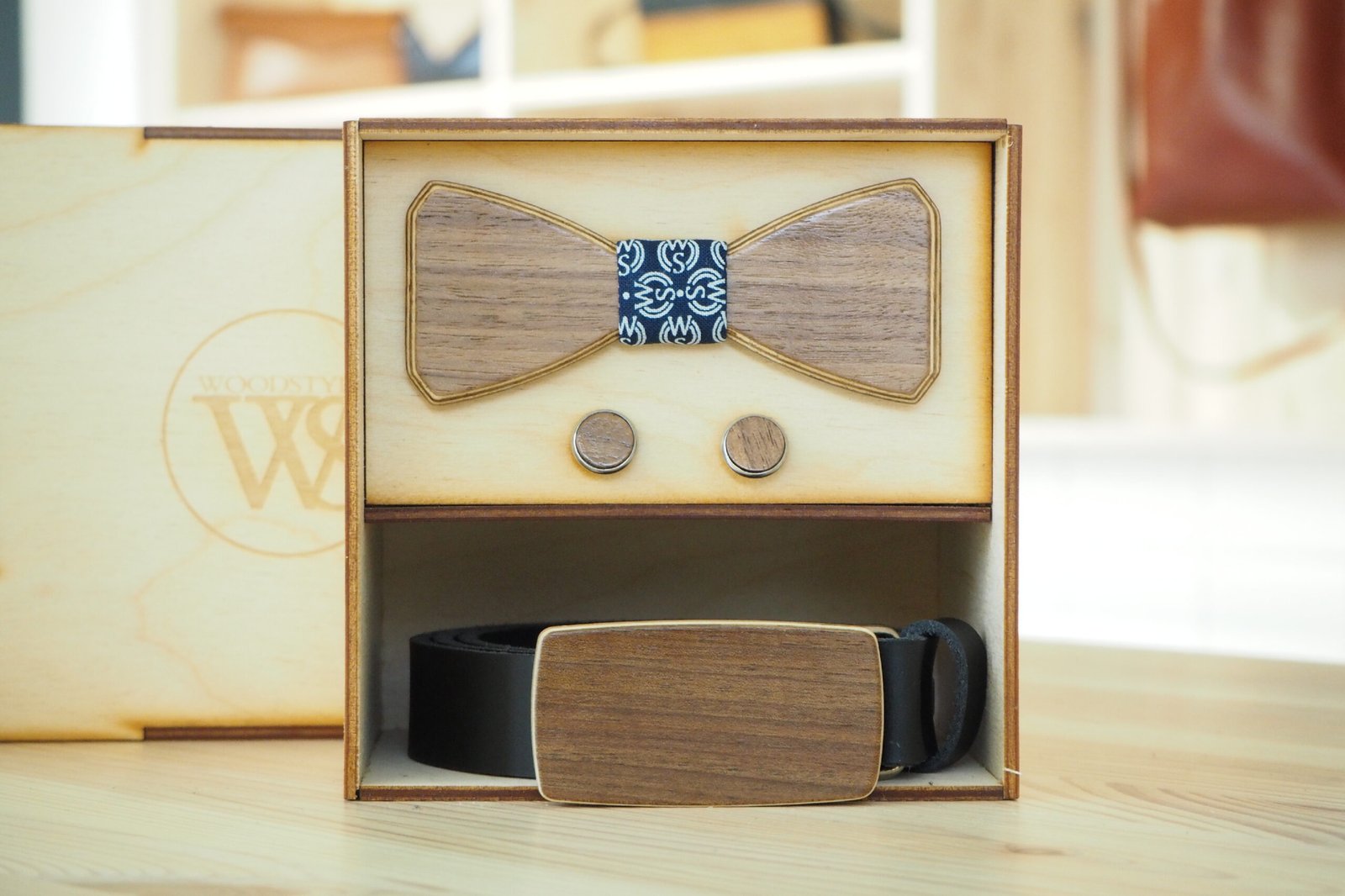 Wood Style Set Hranatý Ořech americký -  opasek,motýlek a manžetové knoflíčky Obvod pasu: 75, Barva středu: WS Modrotisk