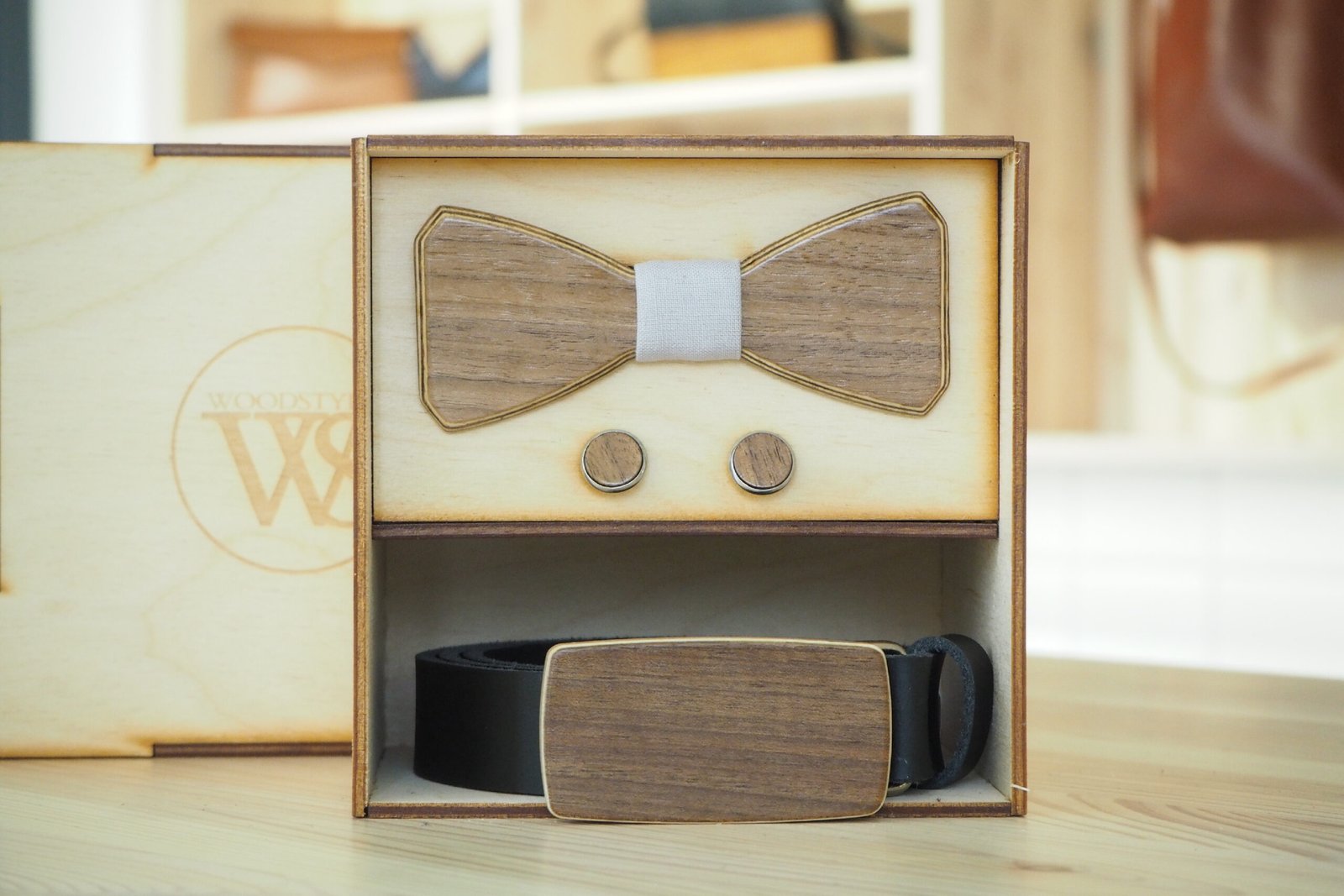 Wood Style Set Hranatý Ořech americký - opasek,motýlek a manžetové knoflíčky Obvod pasu: 110, Barva středu: Šedá
