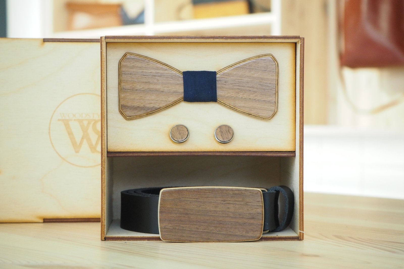 Wood Style Set Hranatý Ořech americký -  opasek,motýlek a manžetové knoflíčky Obvod pasu: 110, Barva středu: Modrotisk