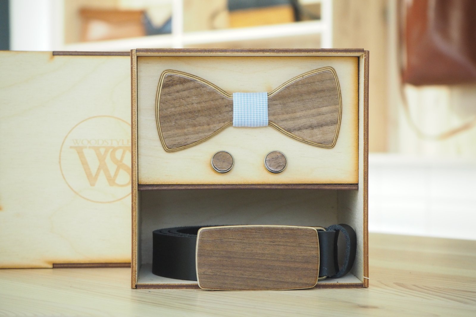 Wood Style Set Kulatý Ořech americký  -  opasek,motýlek a manžetové knoflíčky Obvod pasu: 120, Barva středu: Modrá se vzorem