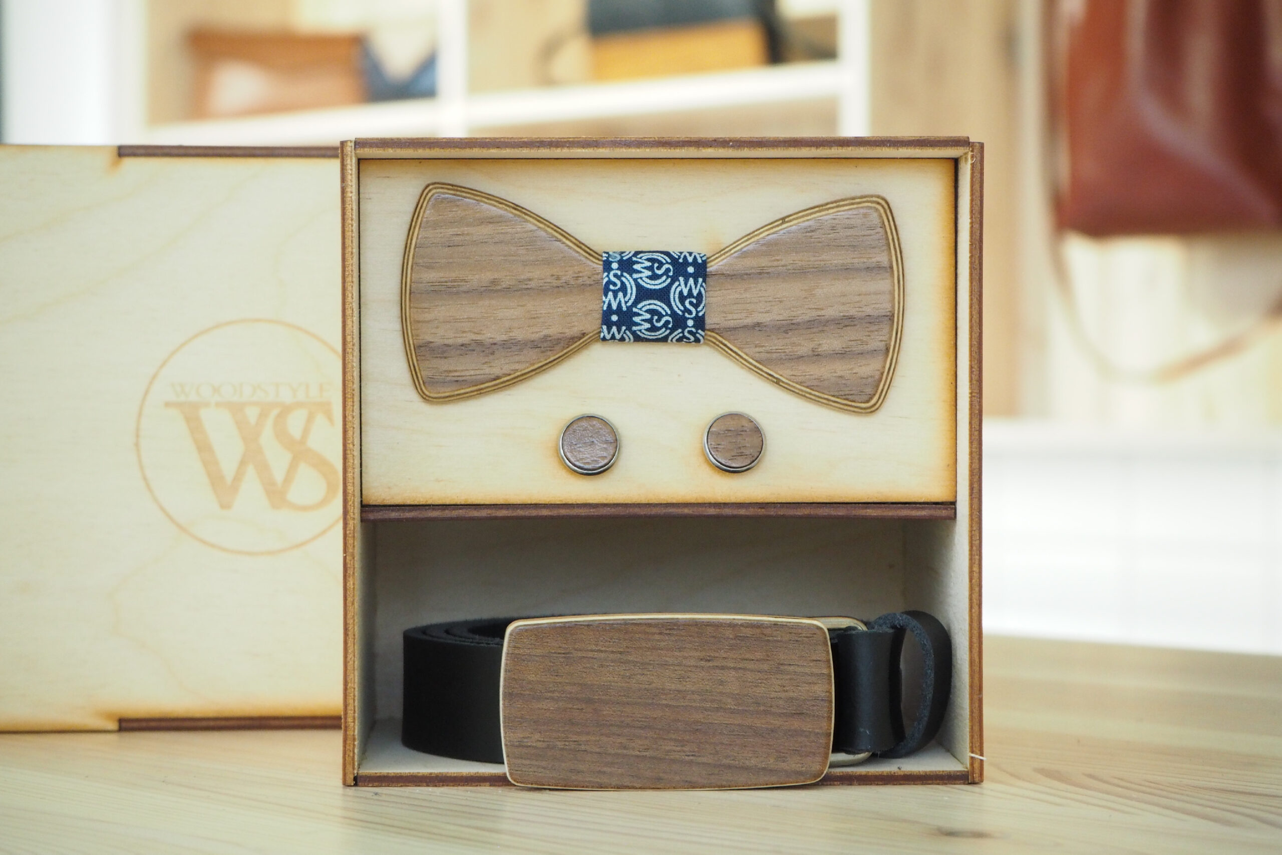 Wood Style Set Kulatý Ořech americký - opasek,motýlek a manžetové knoflíčky Obvod pasu: 80, Barva středu: WS Modrotisk