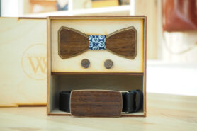 Wood Style Set Hranatý Ořech -  opasek,motýlek a manžetové knoflíčky Obvod pasu: 120, Barva středu: WS Modrotisk