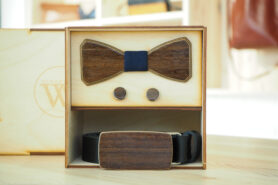 Wood Style Set Hranatý Ořech -  opasek,motýlek a manžetové knoflíčky Obvod pasu: 110, Barva středu: Modrotisk