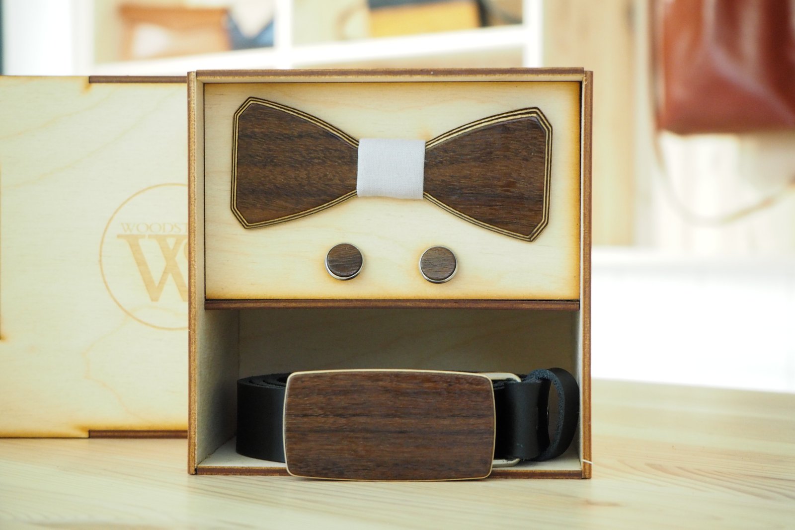 Wood Style Set Hranatý Ořech -  opasek,motýlek a manžetové knoflíčky Obvod pasu: 75, Barva středu: Šedá