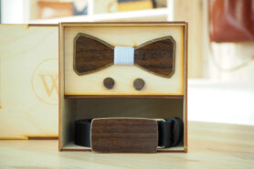 Wood Style Set Hranatý Ořech -  opasek,motýlek a manžetové knoflíčky Obvod pasu: 120, Barva středu: Modrá se vzorem