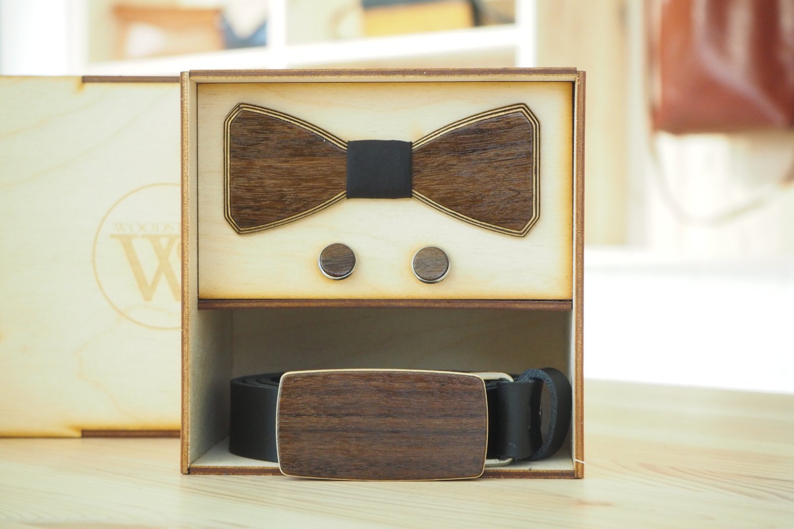 Wood Style Set Hranatý Ořech - opasek,motýlek a manžetové knoflíčky Obvod pasu: 100, Barva středu: Šedá - Obrázek 2