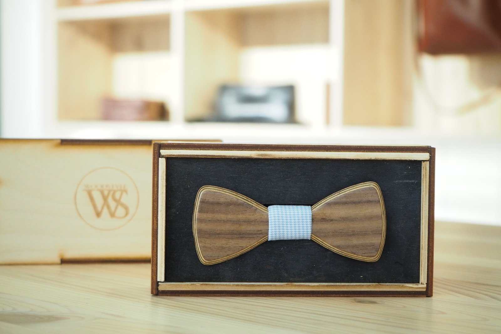 Wood Style Motýlek Mini Ořech americký Barva středu: Modrá se vzorem