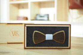 Wood Style Motýlek Mini Ořech Barva středu: Modrá se vzorem