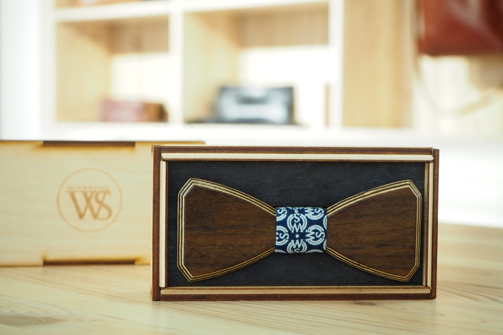 Wood Style Motýlek Hranatý Ořech Barva středu: WS Modrotisk