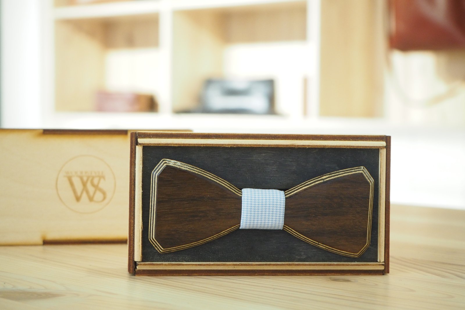 Wood Style Motýlek Hranatý Ořech Barva středu: Modrá se vzorem
