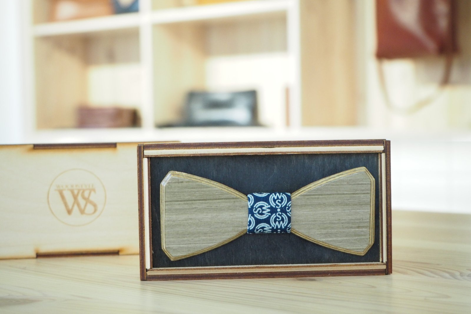 Wood Style Motýlek Hranatý Šedé hedvábí Barva středu: WS Modrotisk