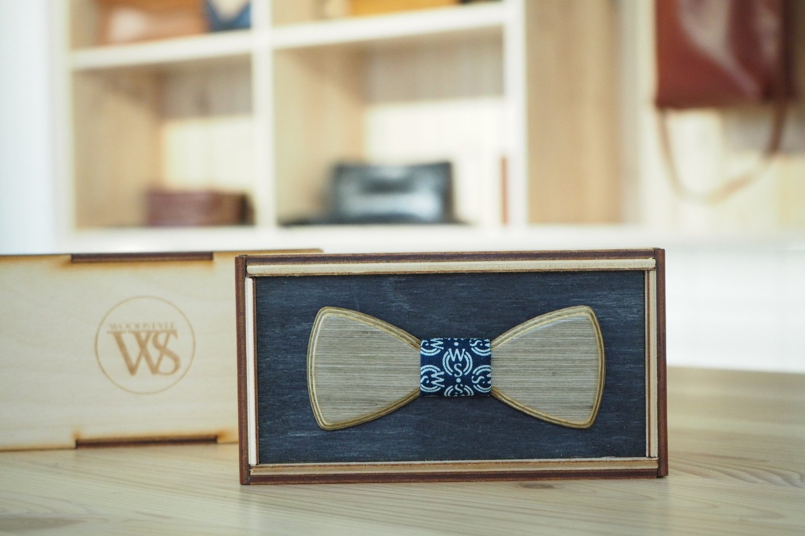 Wood Style Motýlek Mini Šedé hedvábí Barva středu: WS Modrotisk