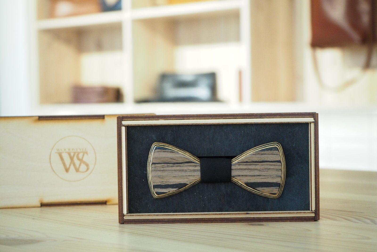 Wood Style Motýlek Mini Dub černý Barva středu: Černá