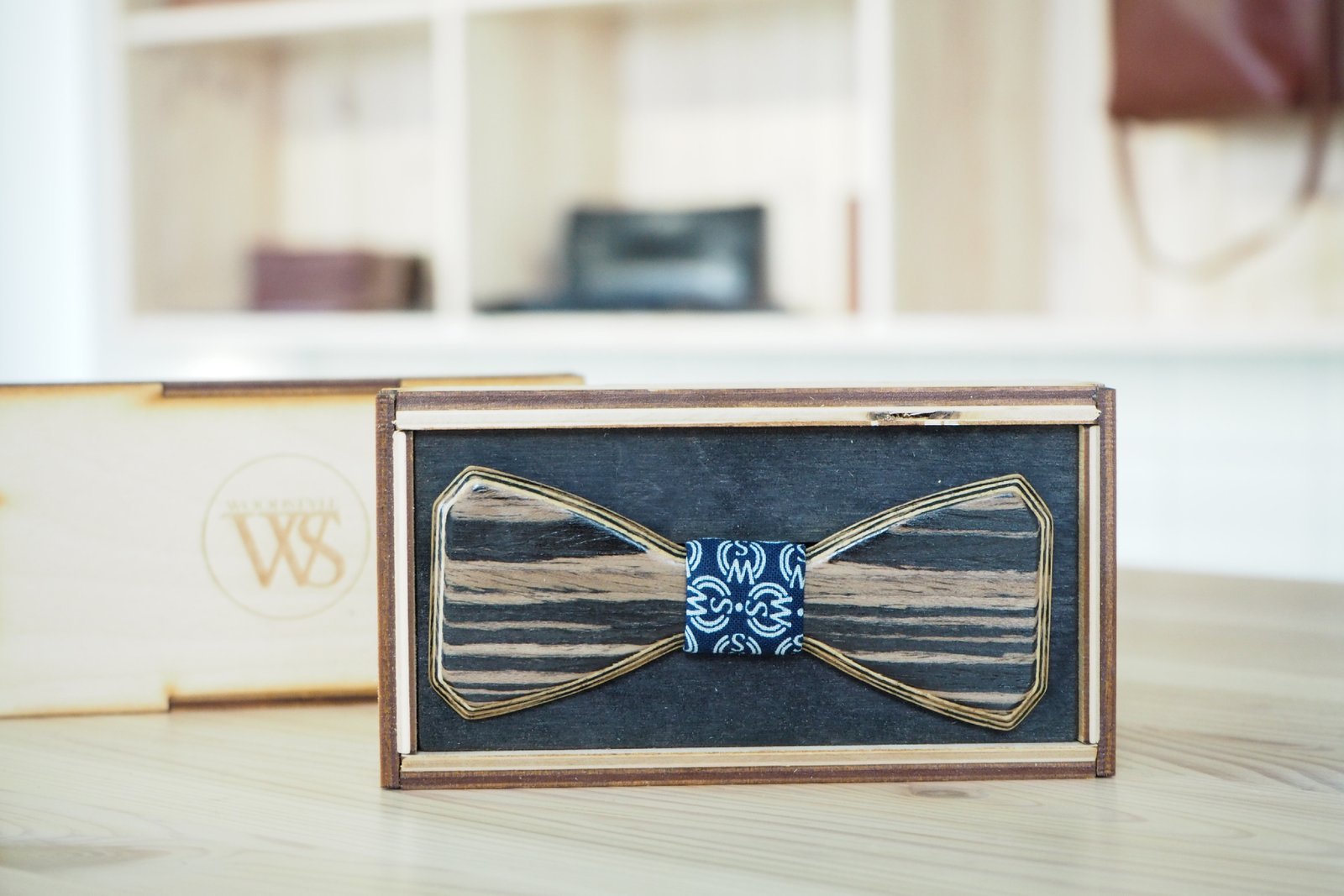 Wood Style Motýlek Hranatý Dub černý Barva středu: WS Modrotisk